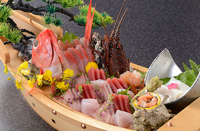 伊勢海老の活き造りが付いた舟盛り