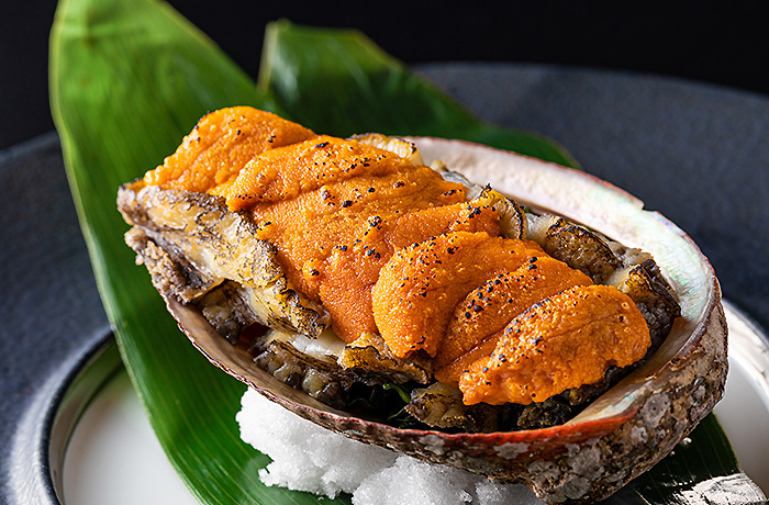 春の特別料理　鮑のウニ焼き